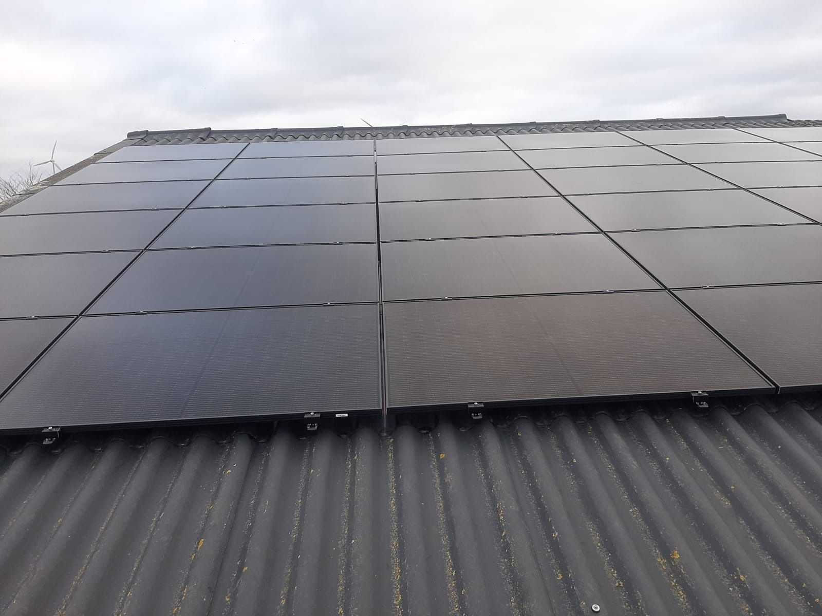 Auf einem Wellblechdach installierte Solarpaneele.