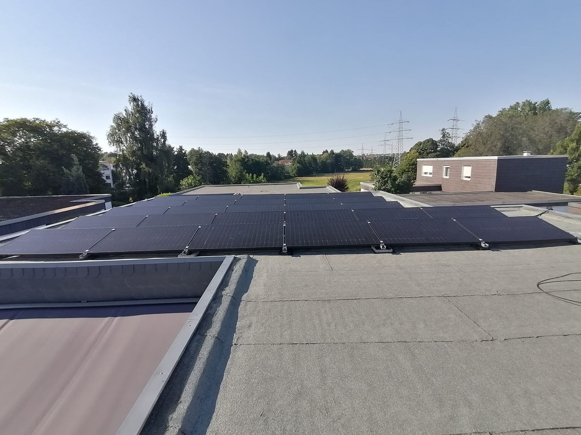 Solarpaneele, die auf einem Flachdach im Freien an einem sonnigen Tag installiert sind.