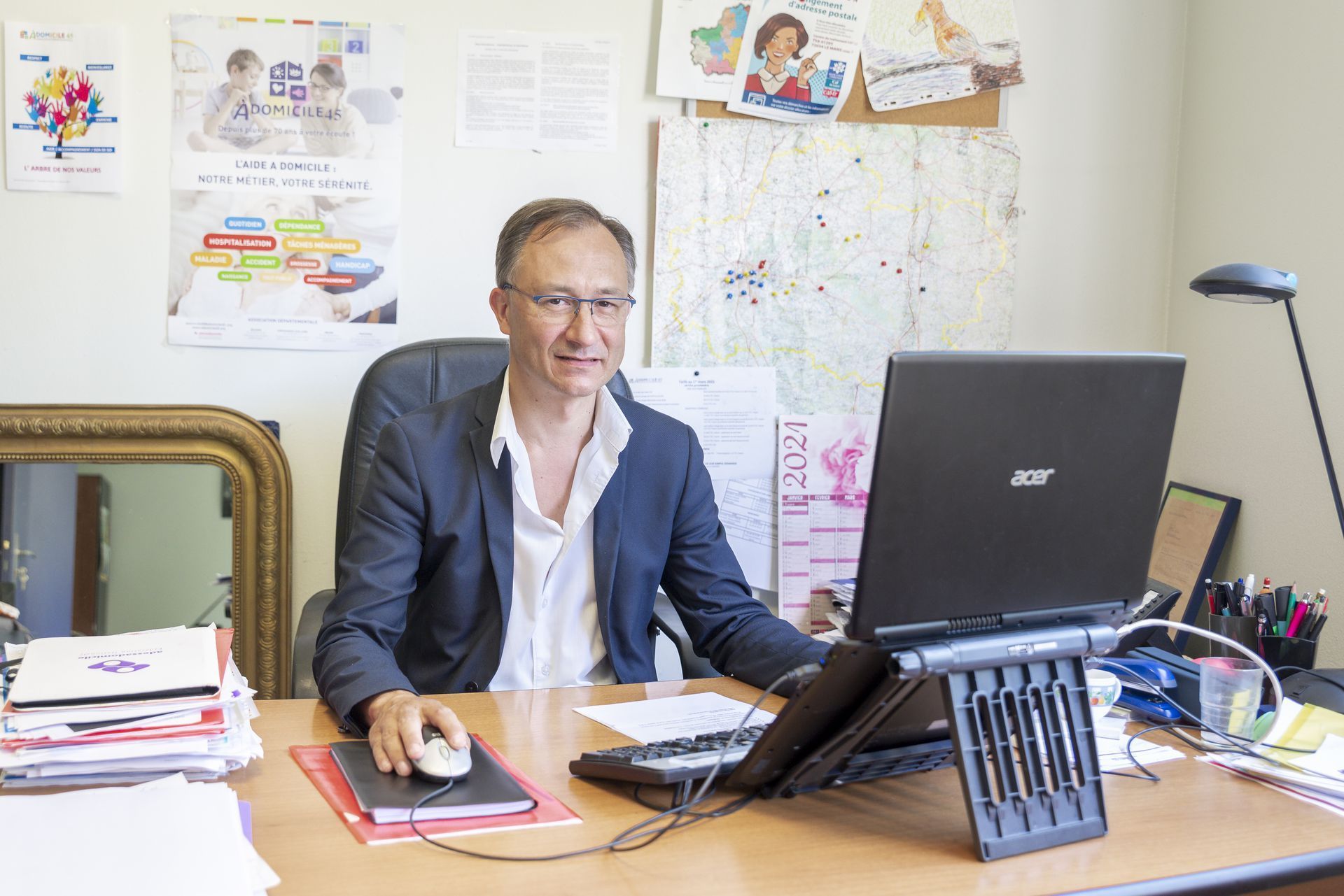 Homme devant son ordinateur de bureau