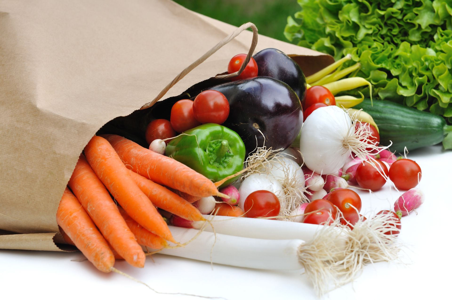Sac de courses rempli de légumes