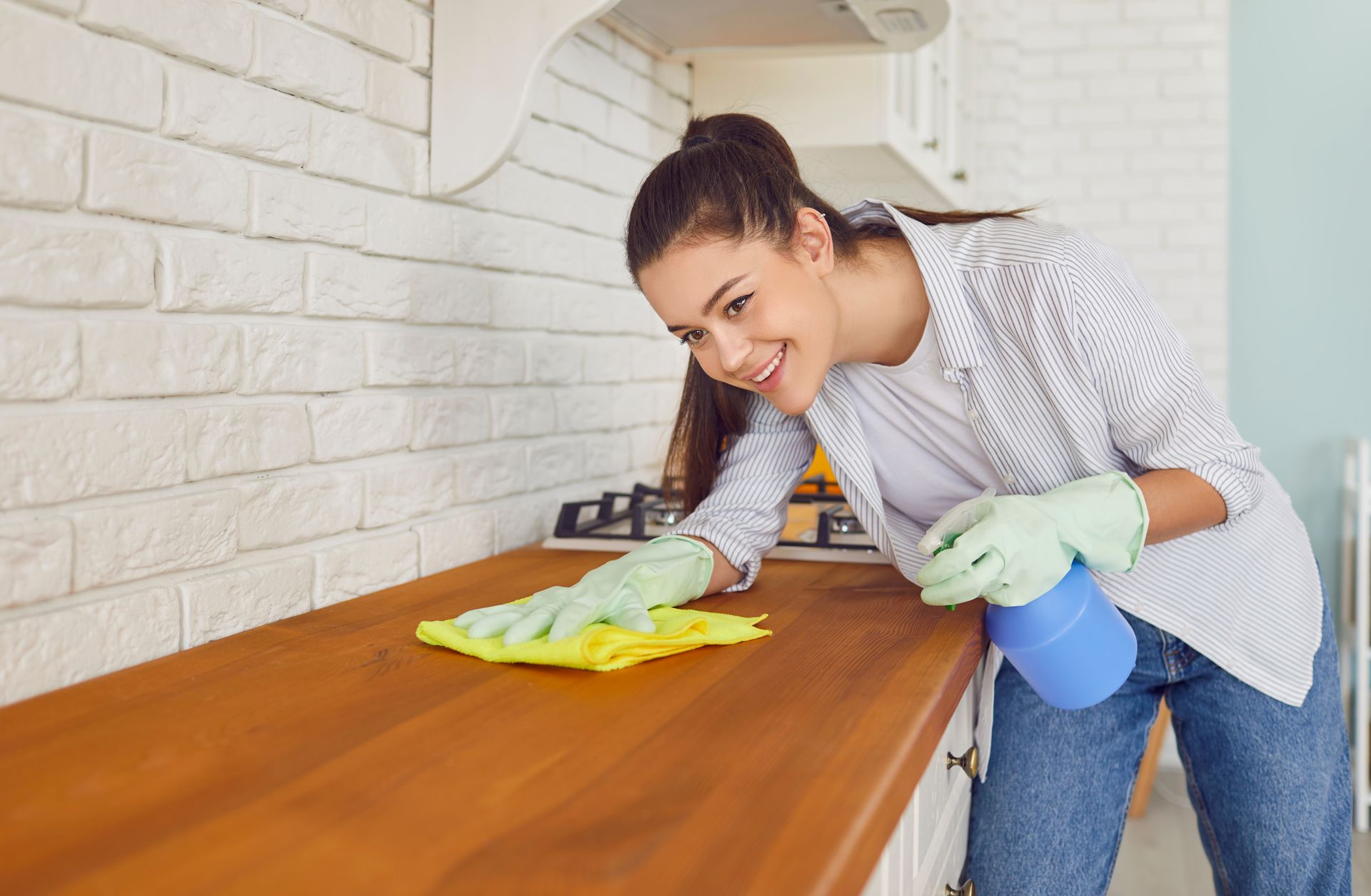 Femme en train de nettoyer un plan de travail