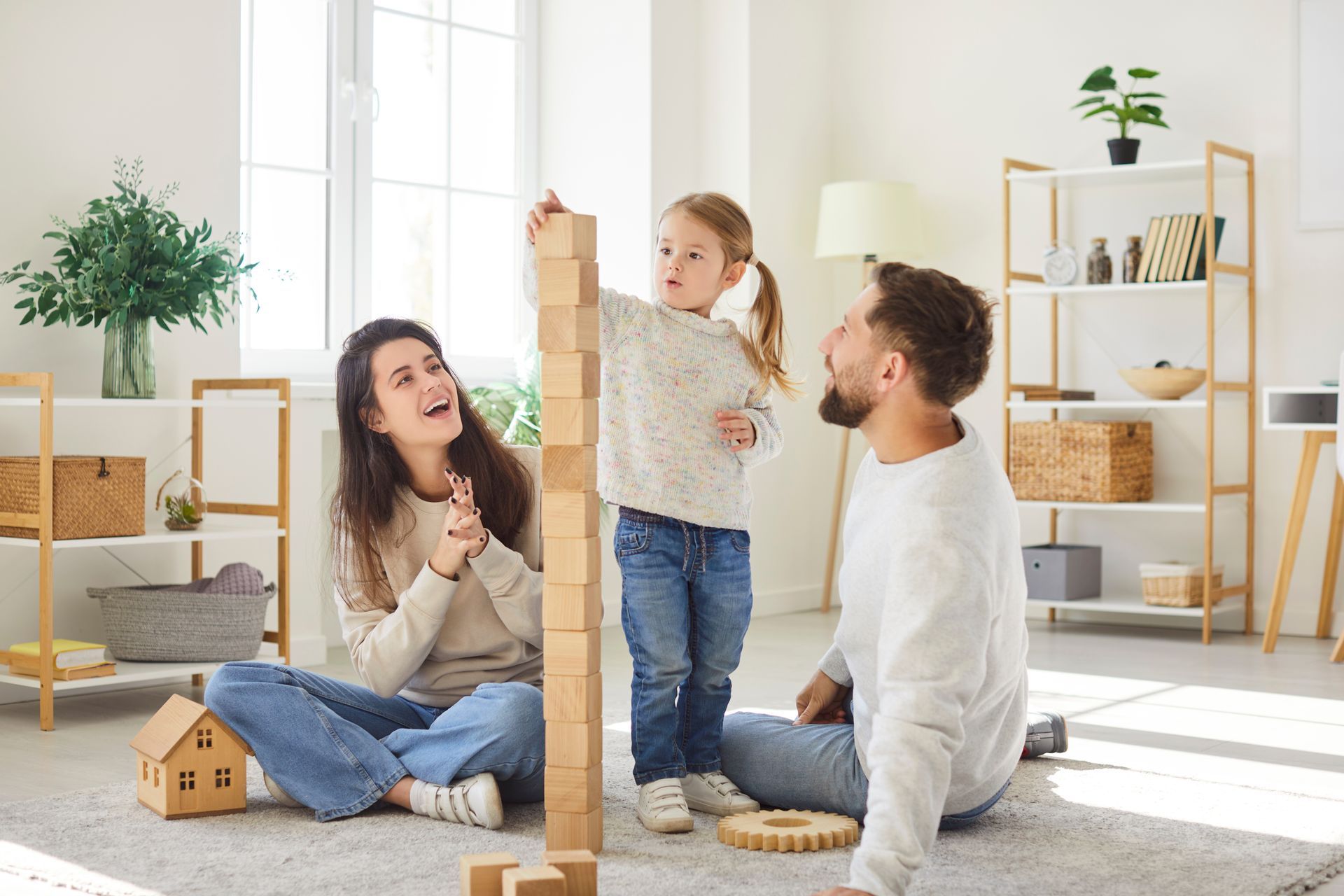 Parents jouant avec leur enfant