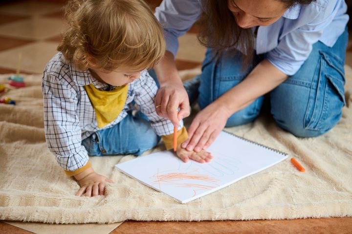 Femme et petite fille en train de dessiner