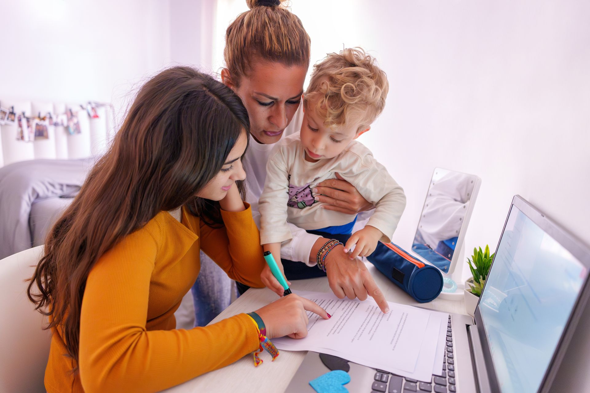 Femme aidant ses deux enfants dans leurs devoirs