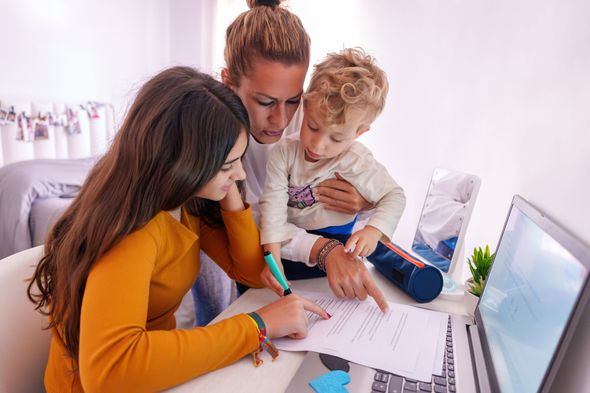Femme s'occupant de deux enfants