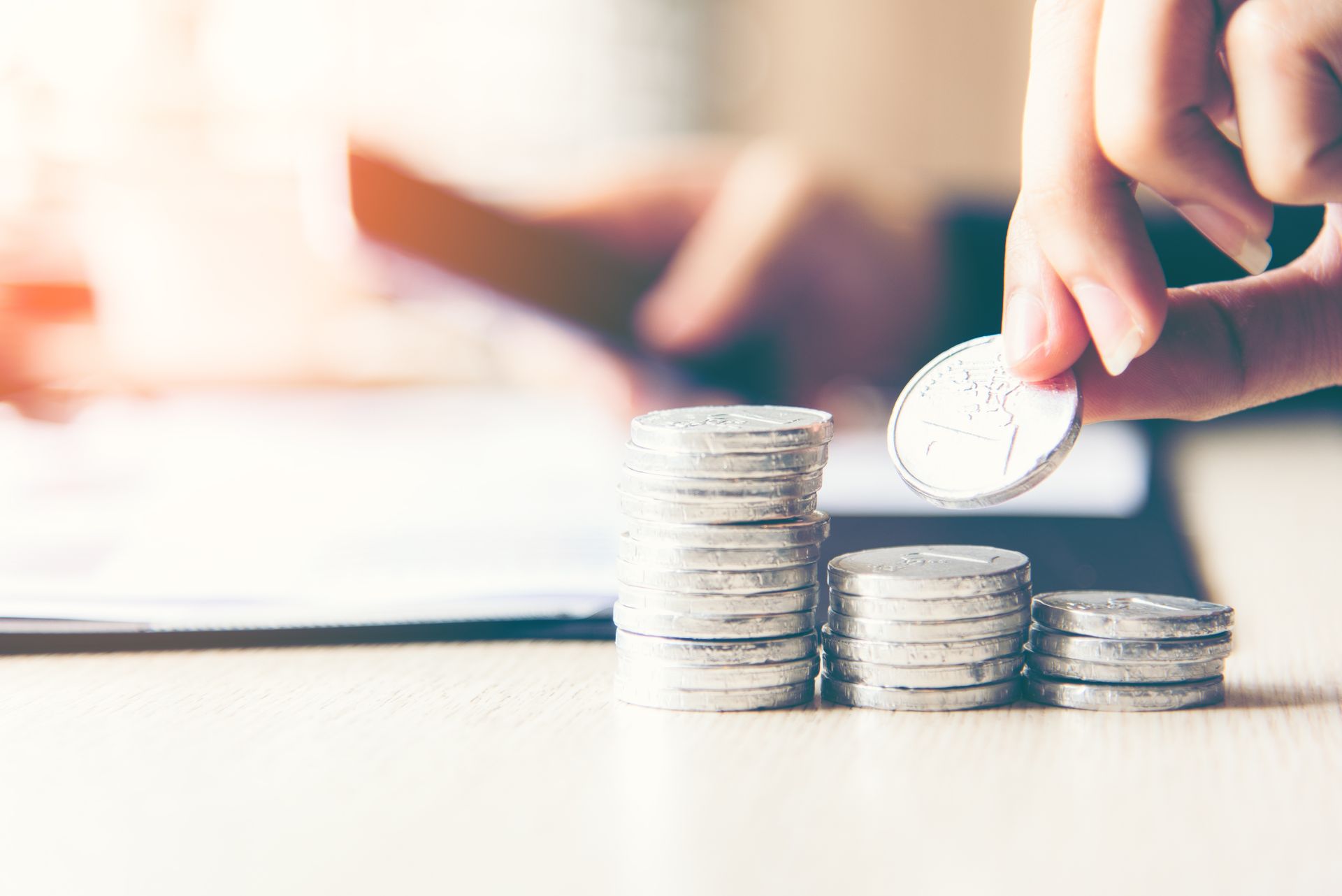 Personne empilant des pièces de monnaie