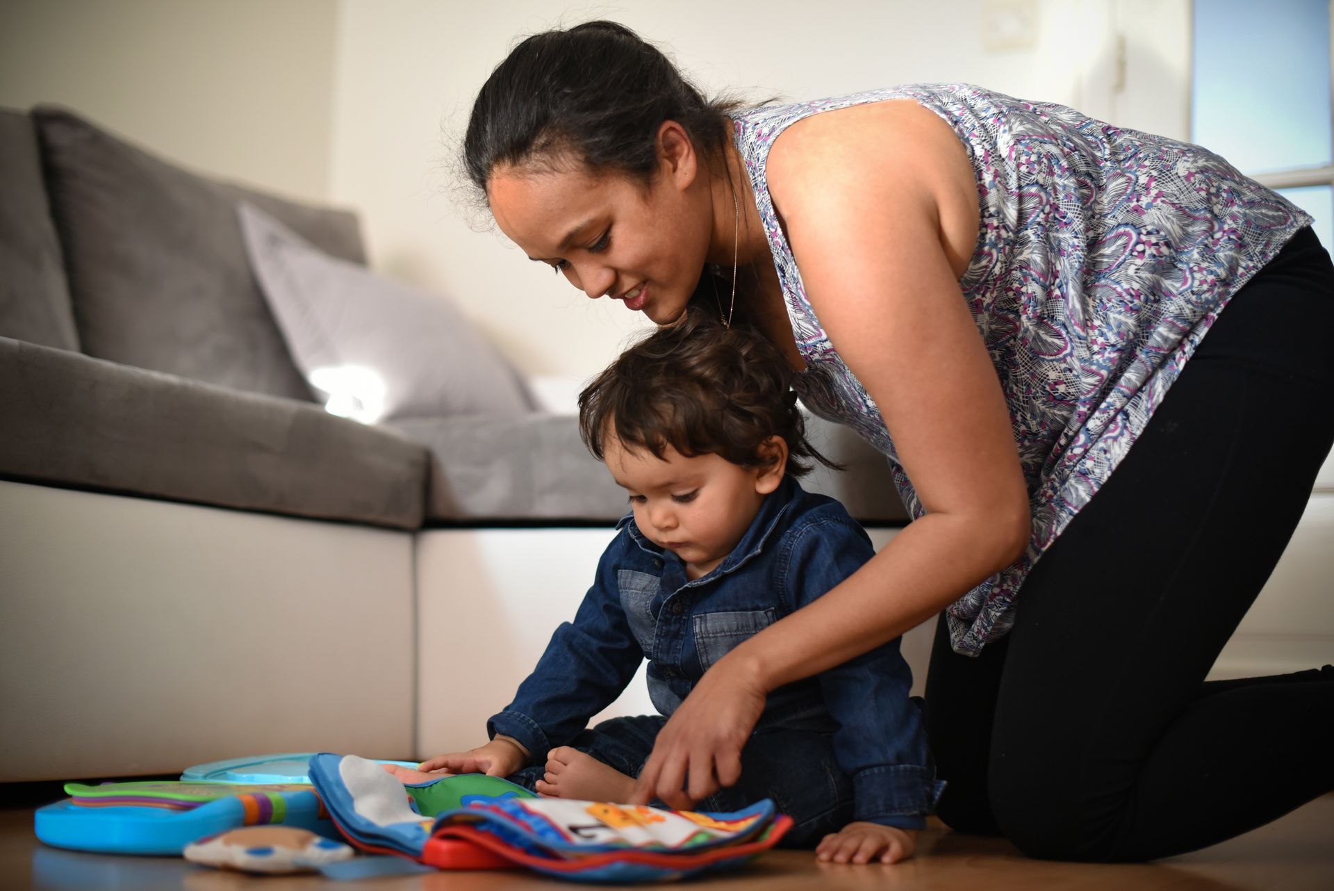 Femme s'occupant d'un petit garçon