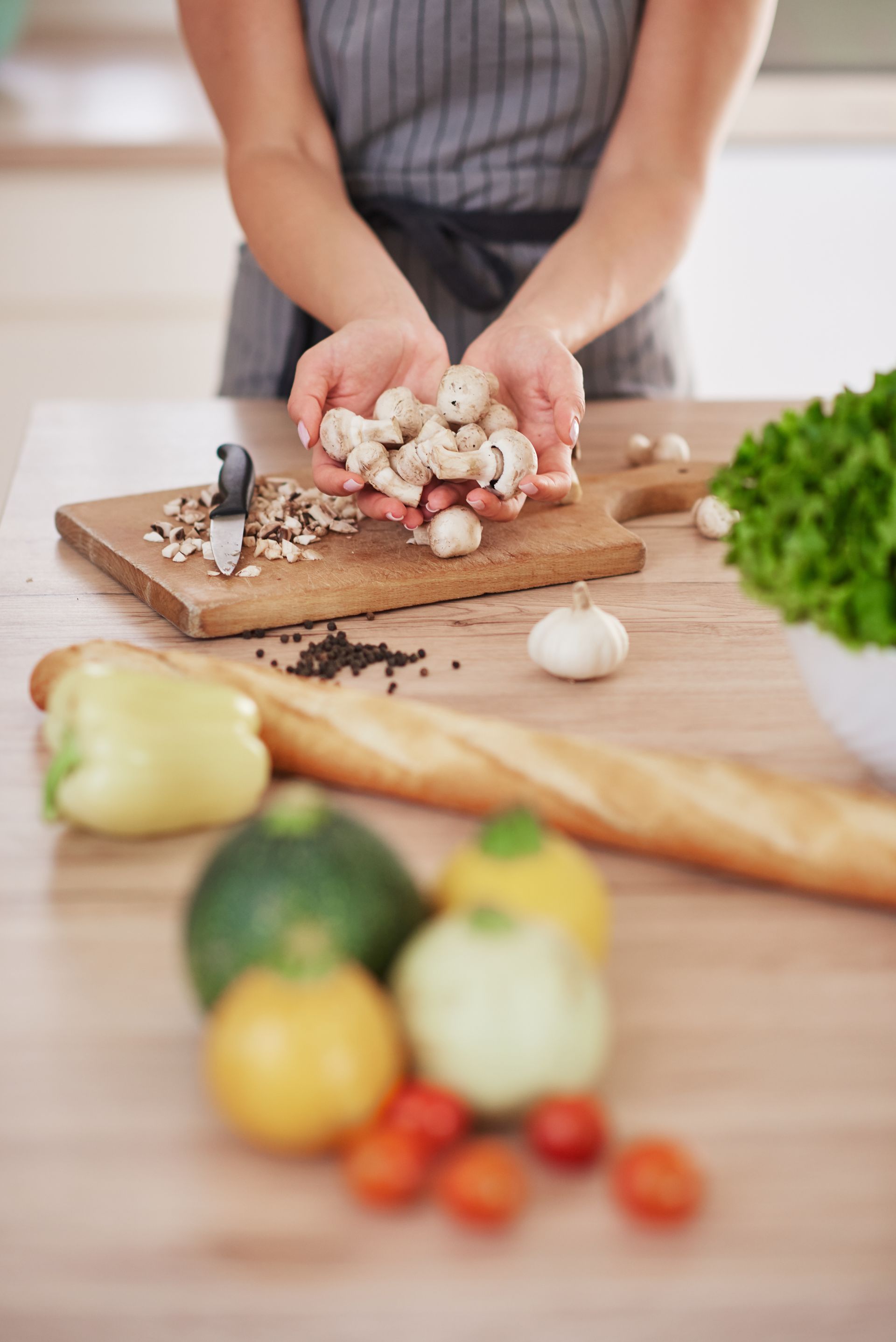 Femme préparant un repas