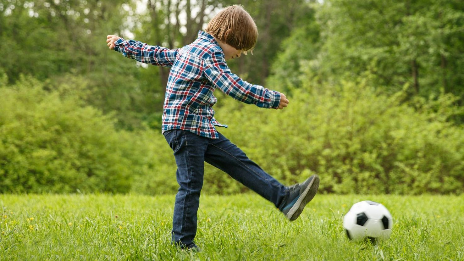 Garçon jouant au football