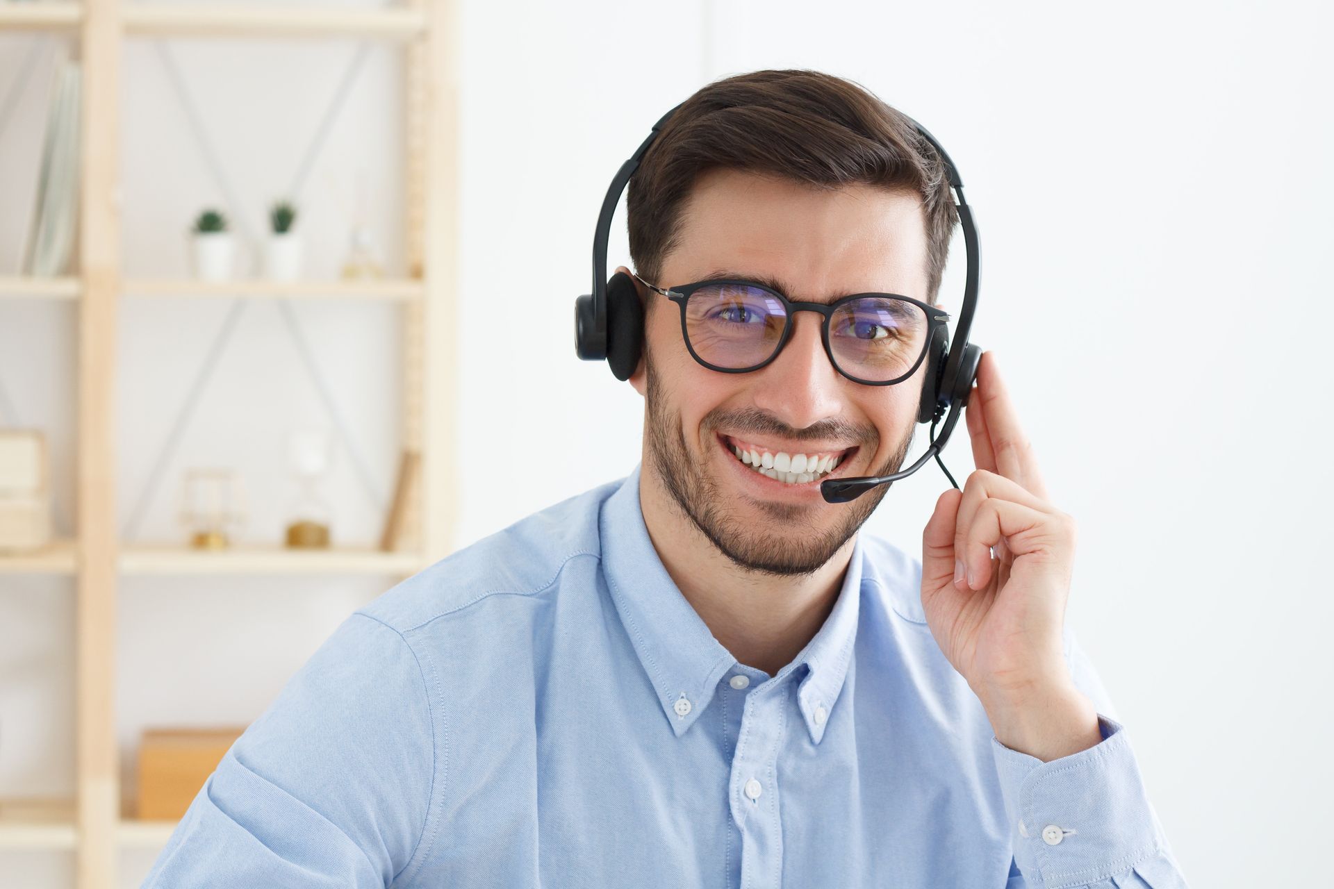 Homme au téléphone avec un casque audio