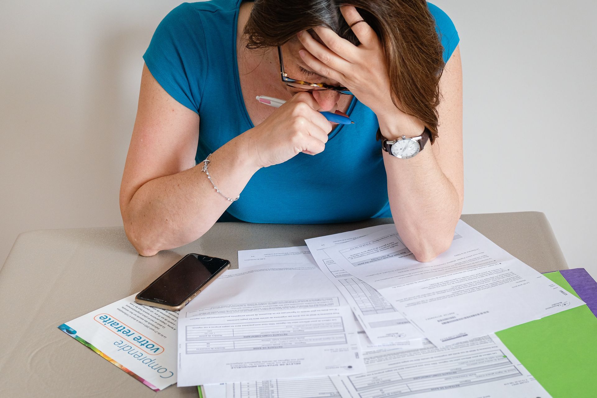 Femme s'occupant de démarches administratives