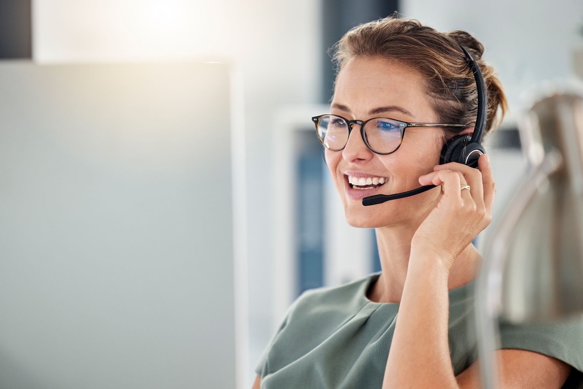 Femme répondant à un appel téléphonique