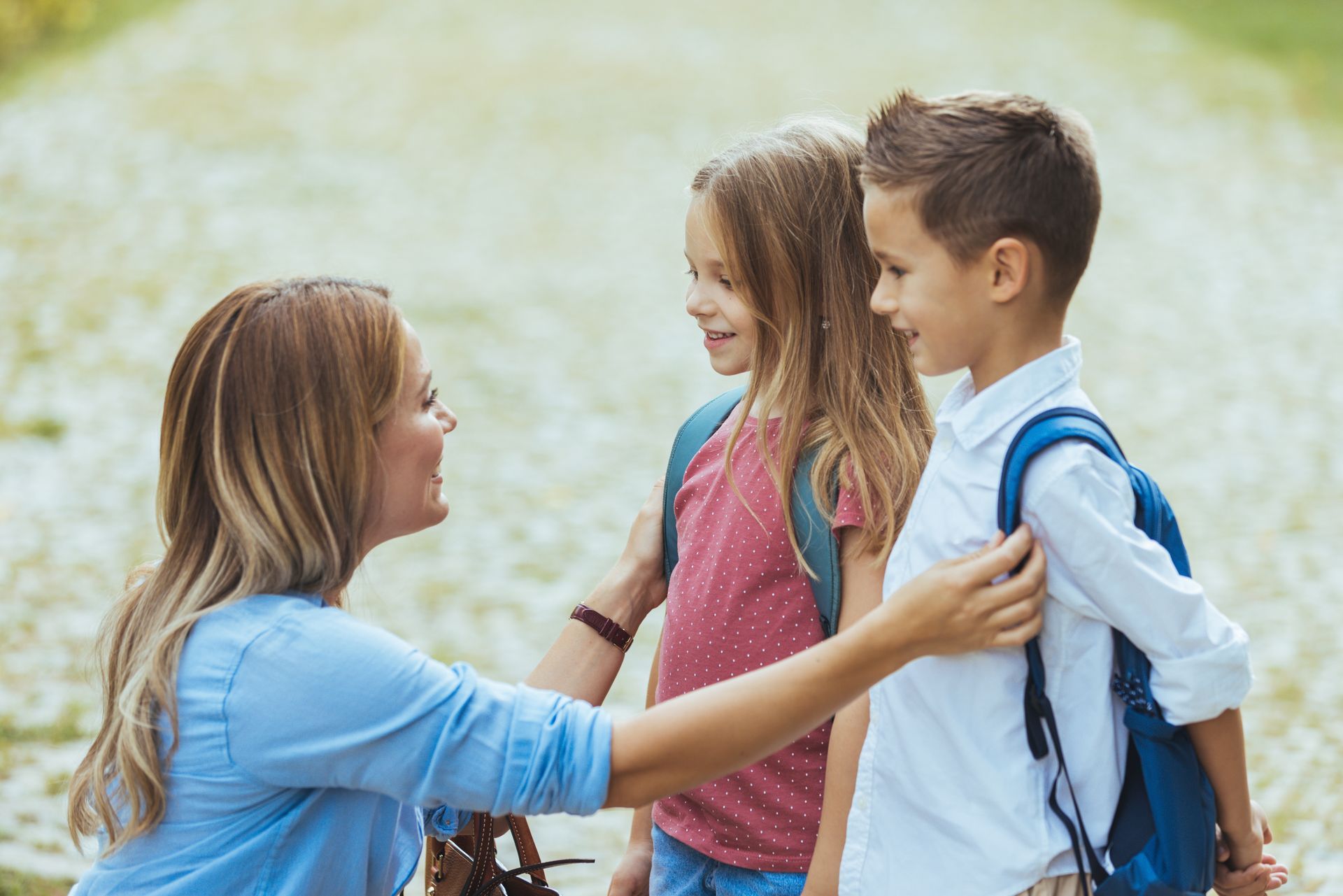 Femme parlant à deux enfants