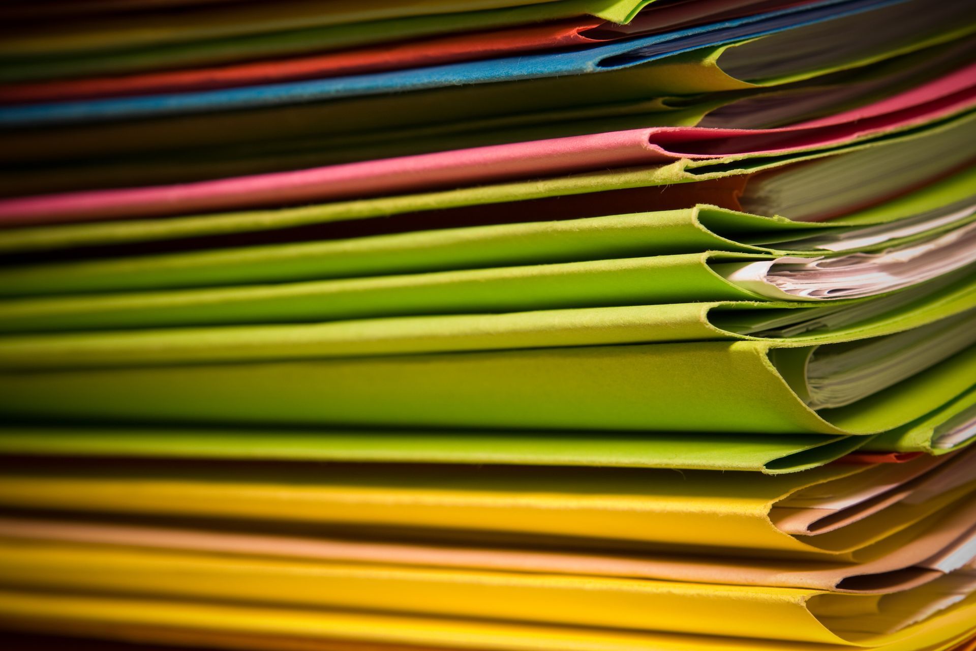 Dossiers administratifs empilés