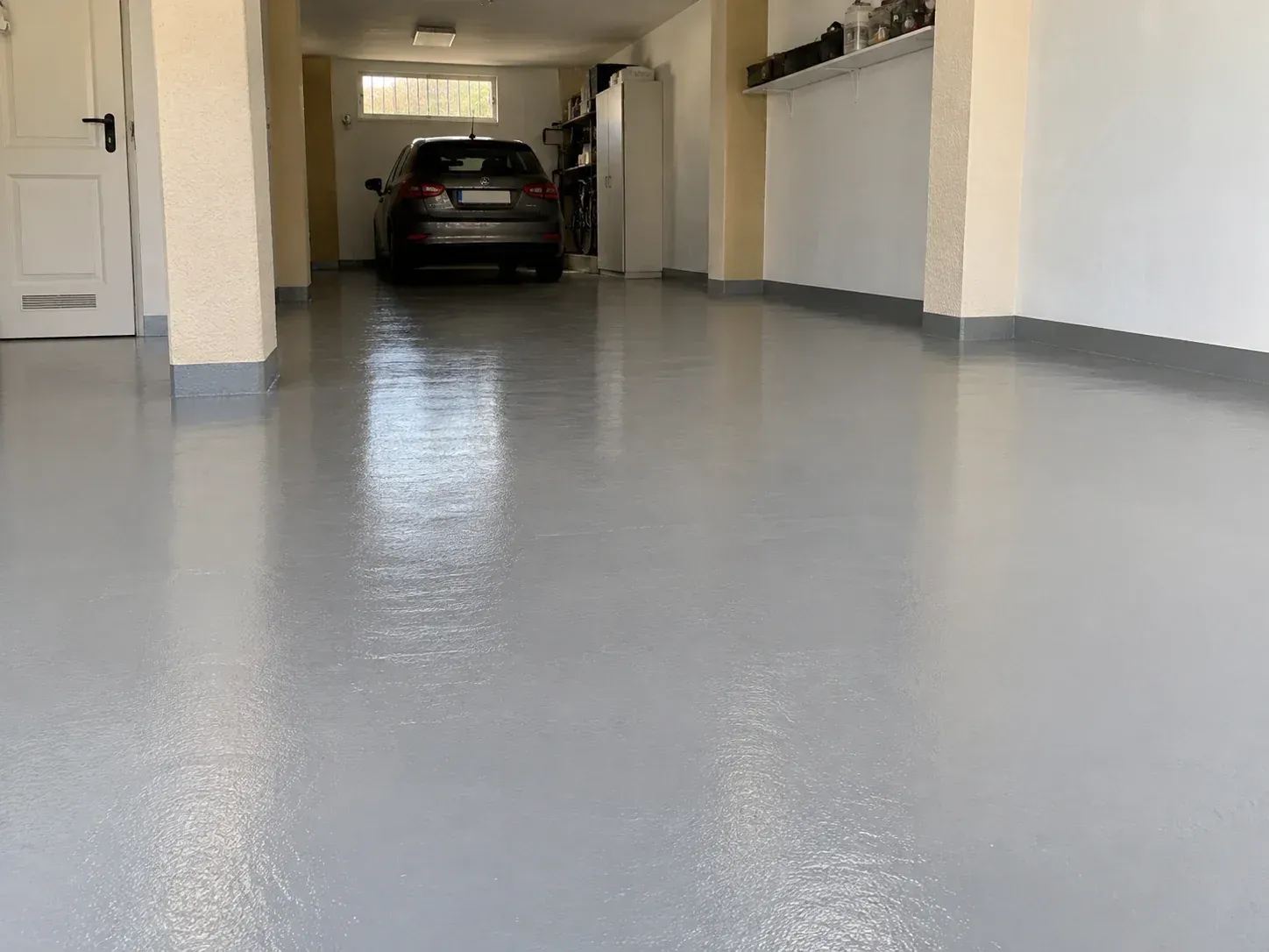 suelo de garaje recién pintado