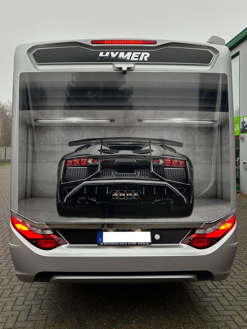 Ein Wohnmobil mit dem Bild eines Autos auf der Rückseite.