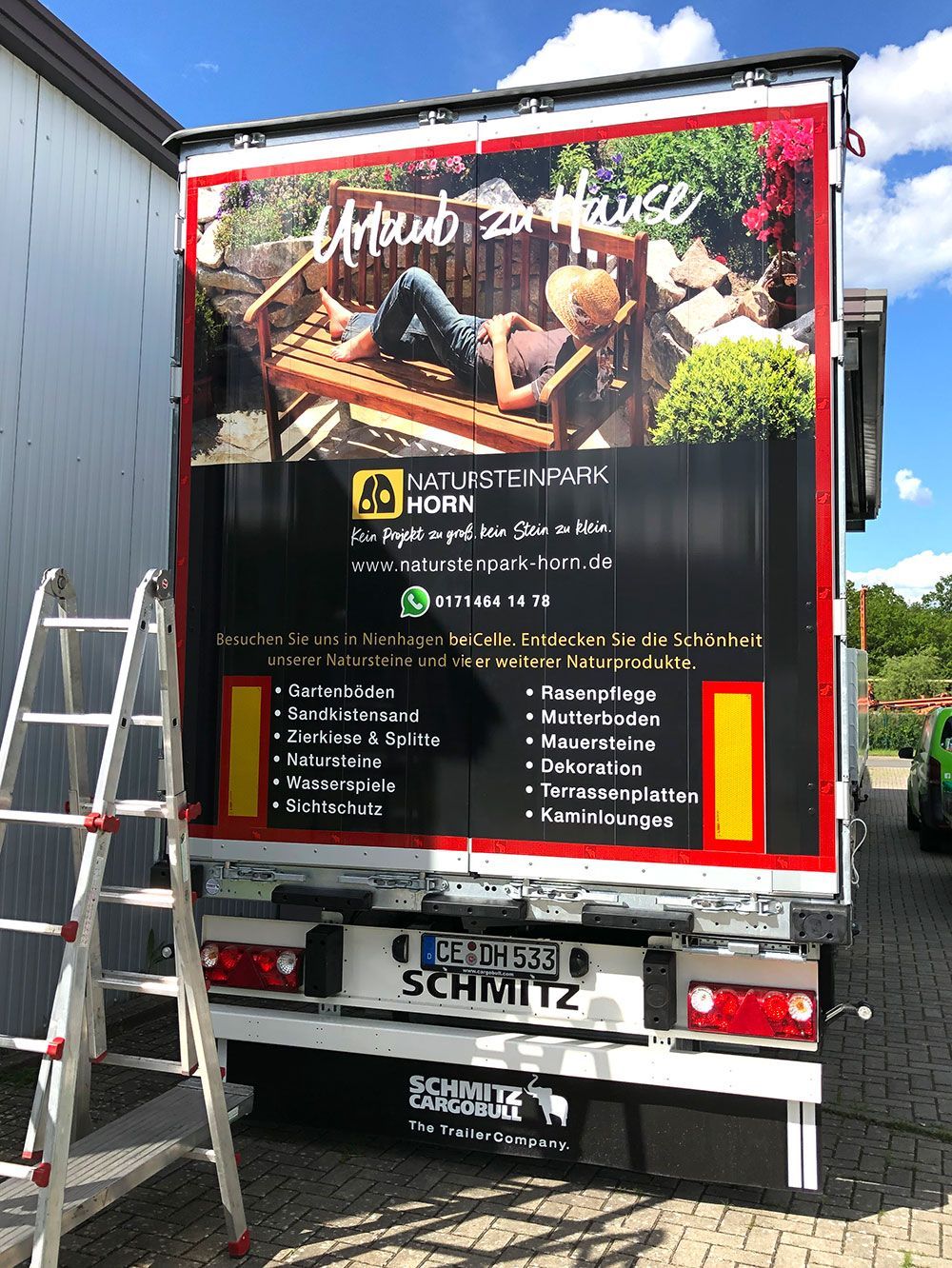 Die Ladefläche eines Lastwagens mit einer daran befestigten Leiter.