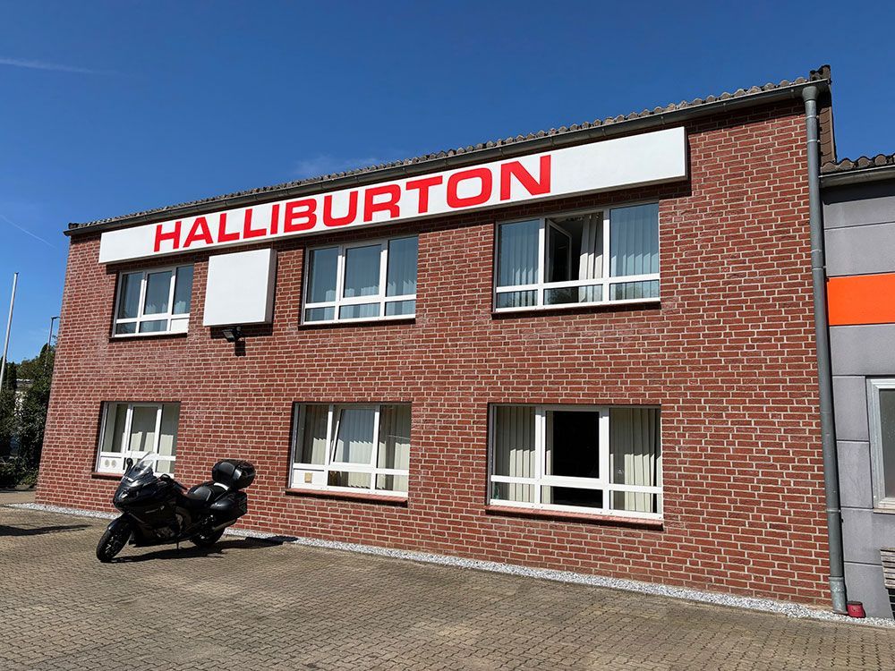 Ein Motorrad ist vor einem Halliburton-Gebäude geparkt