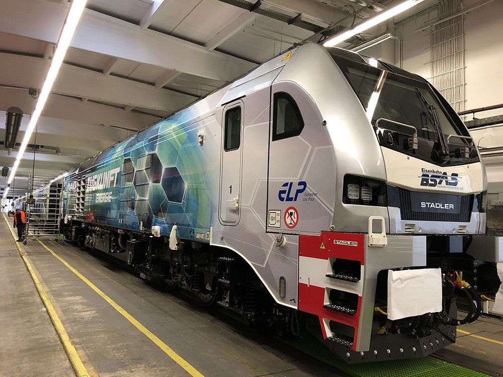 Ein Zug ist in einer Garage in einem Gebäude geparkt.