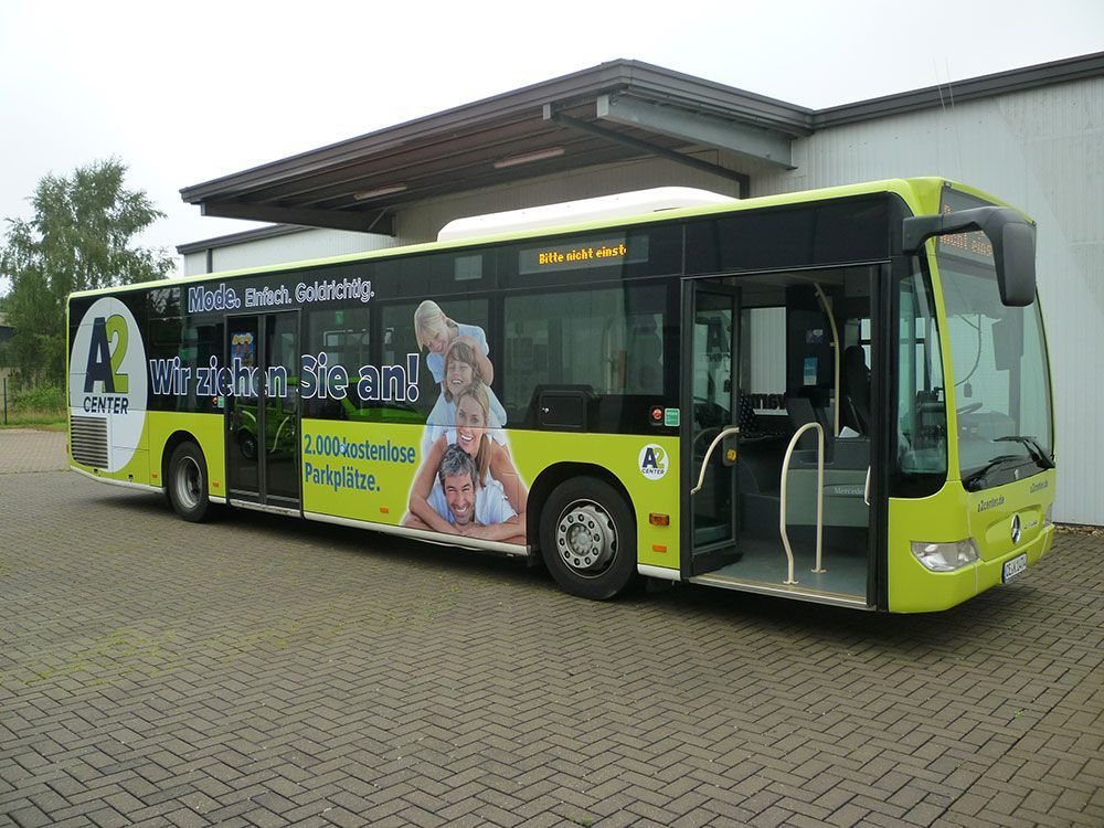 Ein gelber Bus steht vor einem Gebäude
