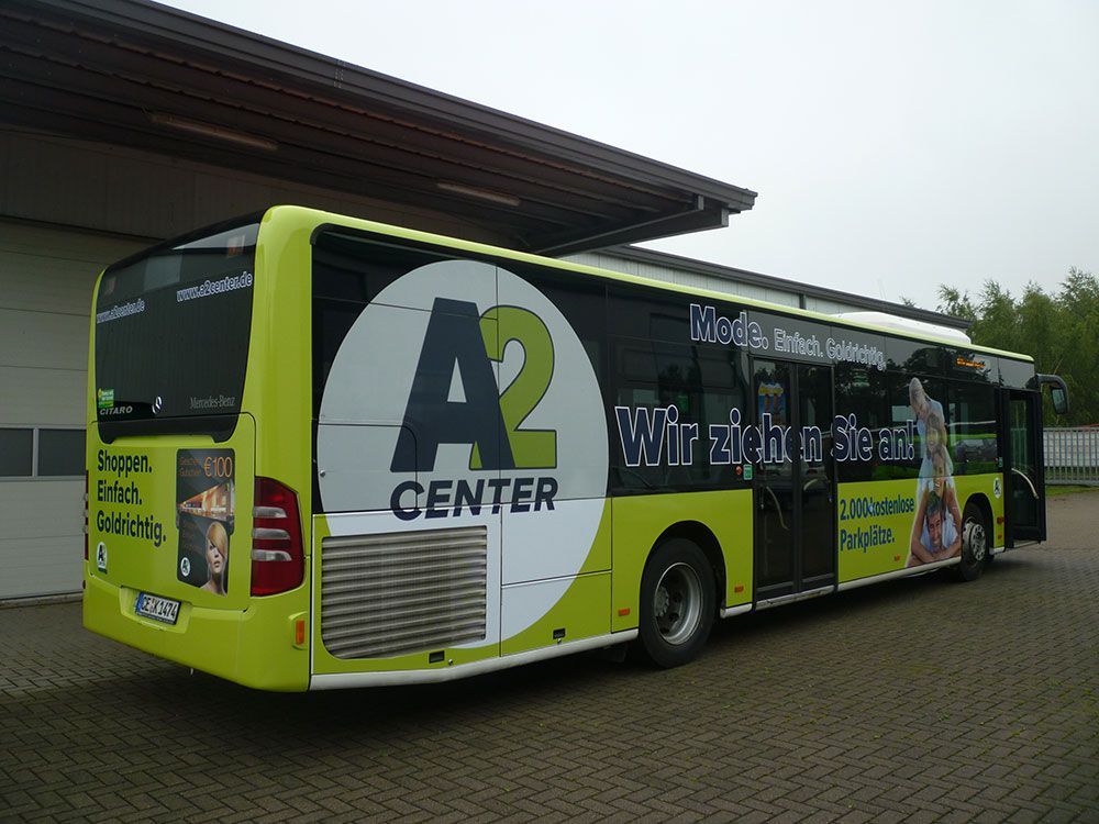 Ein A2-Center-Bus parkt vor einem Gebäude