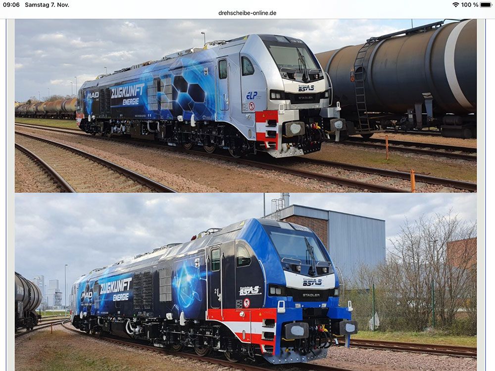 Auf den Gleisen stehen zwei Züge nebeneinander.