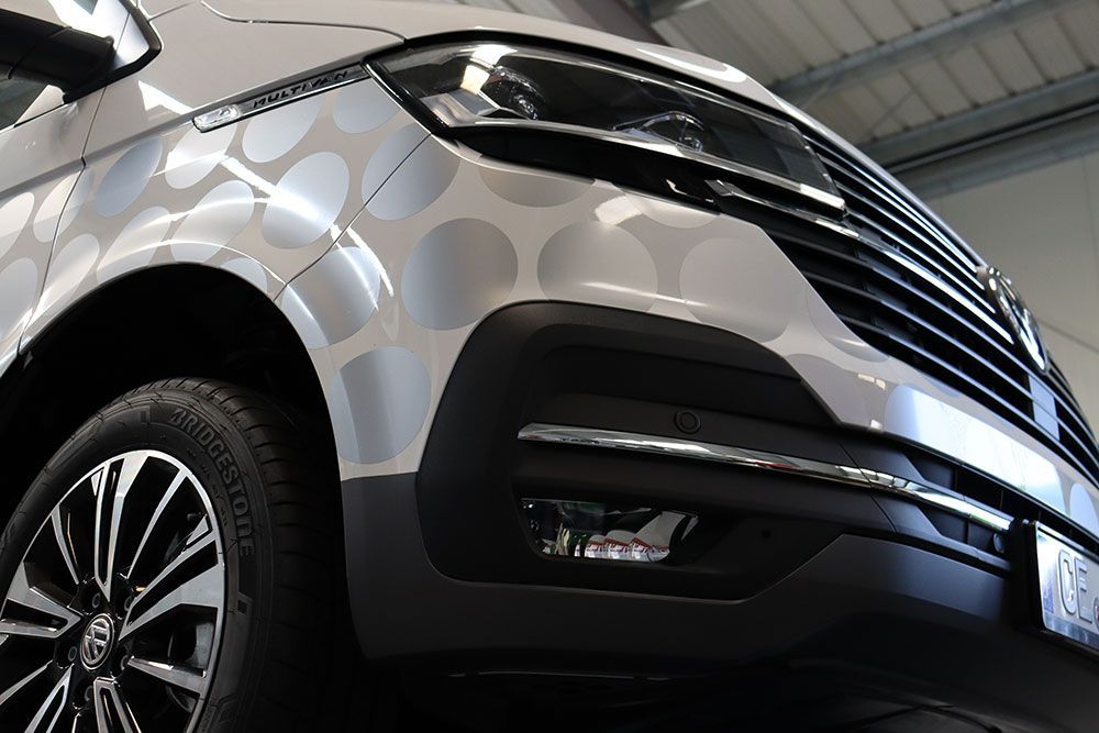 Eine Nahaufnahme der Vorderseite eines Volkswagen-Transporters