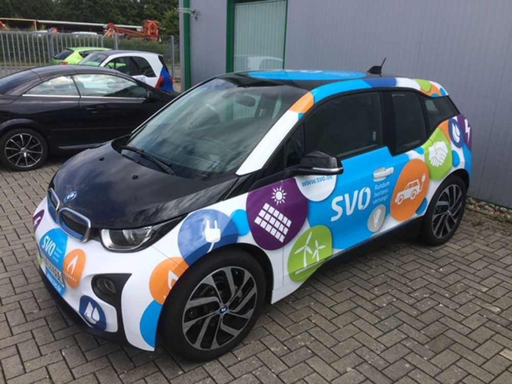 Ein blau-weißes Auto mit dem Wort SVO darauf