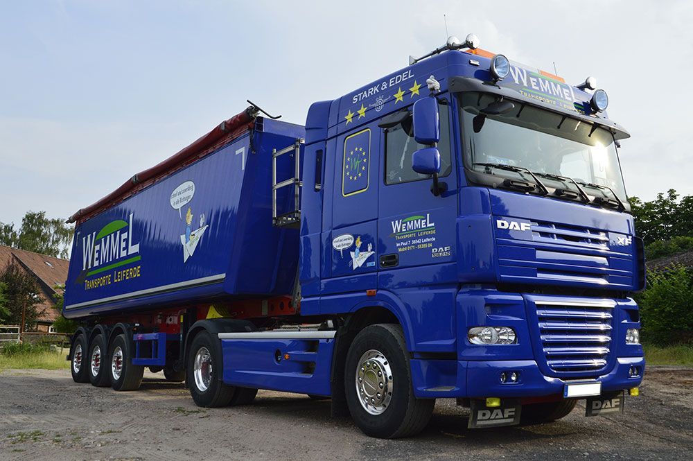 Ein blauer Lastwagen mit dem Wort Newmel auf der Seite