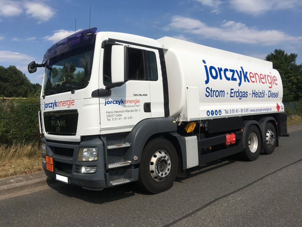 Ein weißer LKW mit dem Wort Jorczykenergie darauf