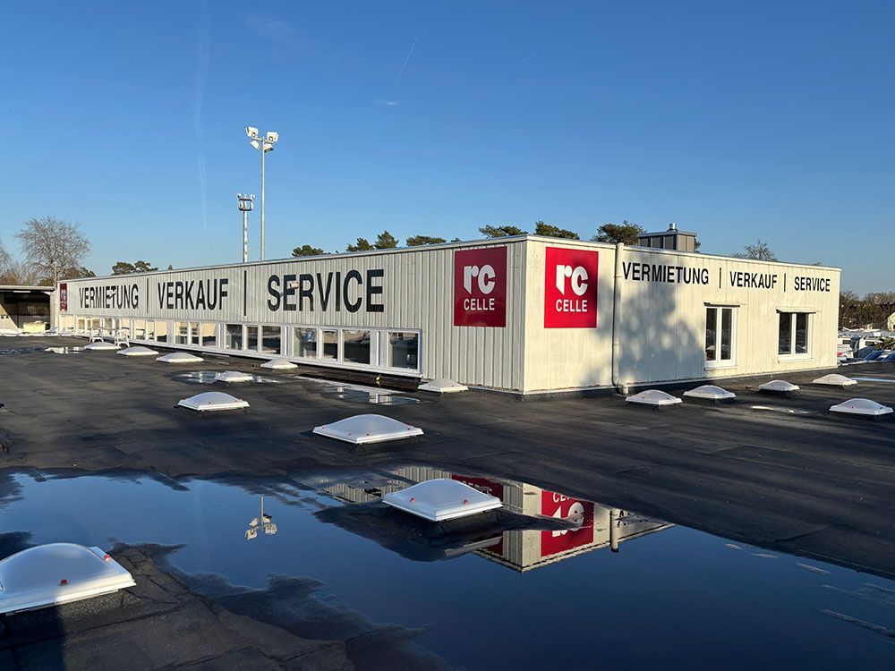 Ein Gebäude mit vielen Fenstern und einem Schild mit der Aufschrift „Service“.