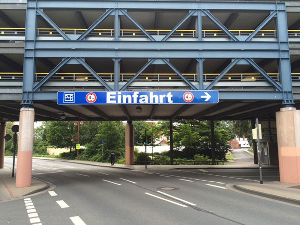 Ein blaues Schild mit der Aufschrift Einfahrt