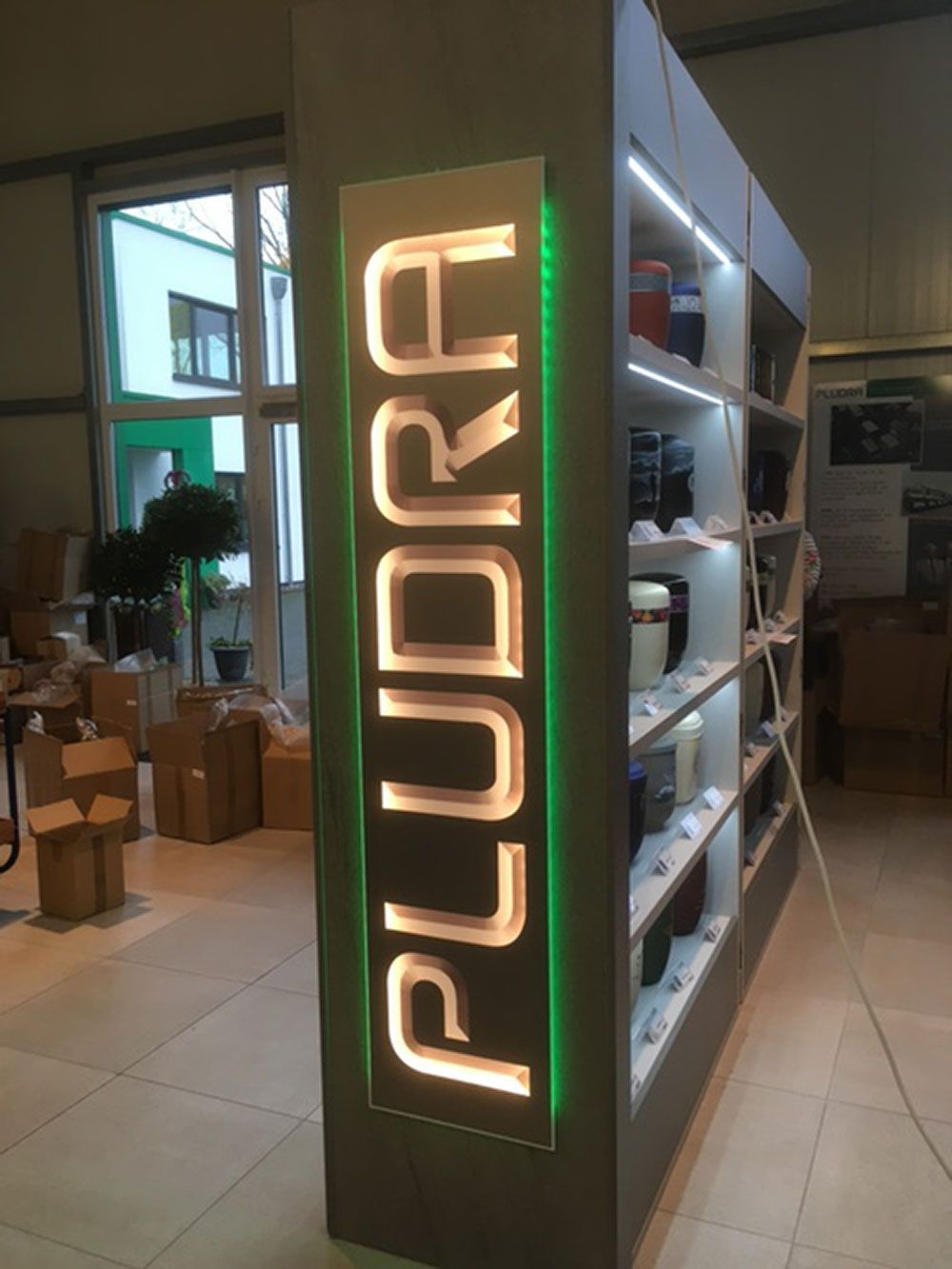 Ein Ladenregal mit einem Schild mit der Aufschrift „Pludra“ darauf