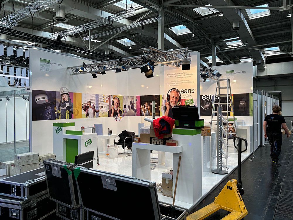 Ein großer Raum mit vielen Kisten und einem gelben Gabelstapler.