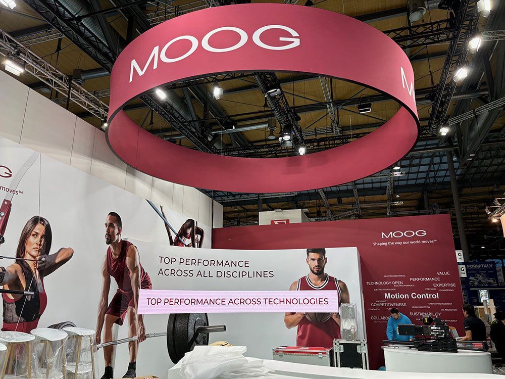 Ein roter Kreis mit dem Wort Moog darauf