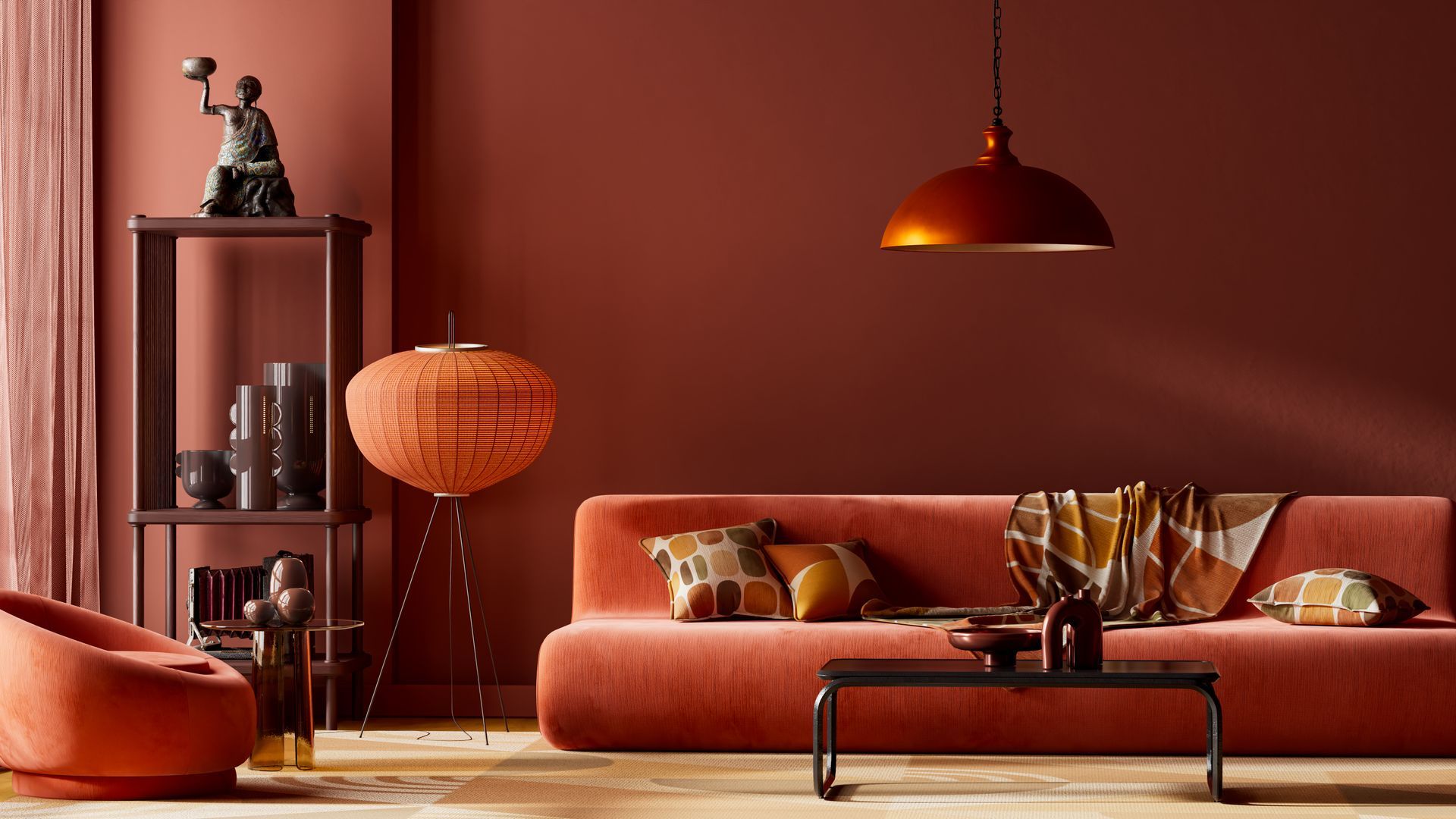Salon moderne avec murs rouge rouille, canapé orange, suspension, étagère et table basse.
