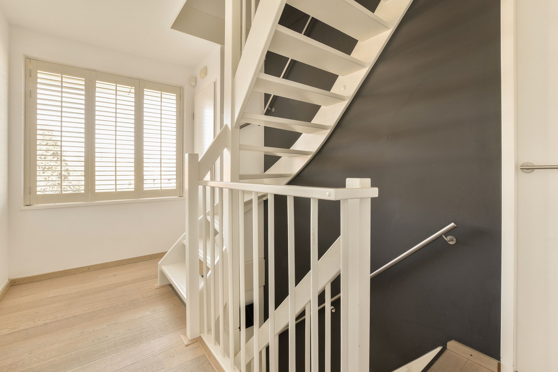 Un escalier peint en blanc.