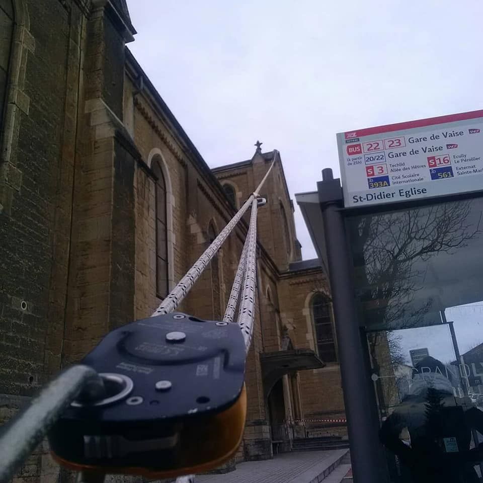 Câble reliant le sol et l'église