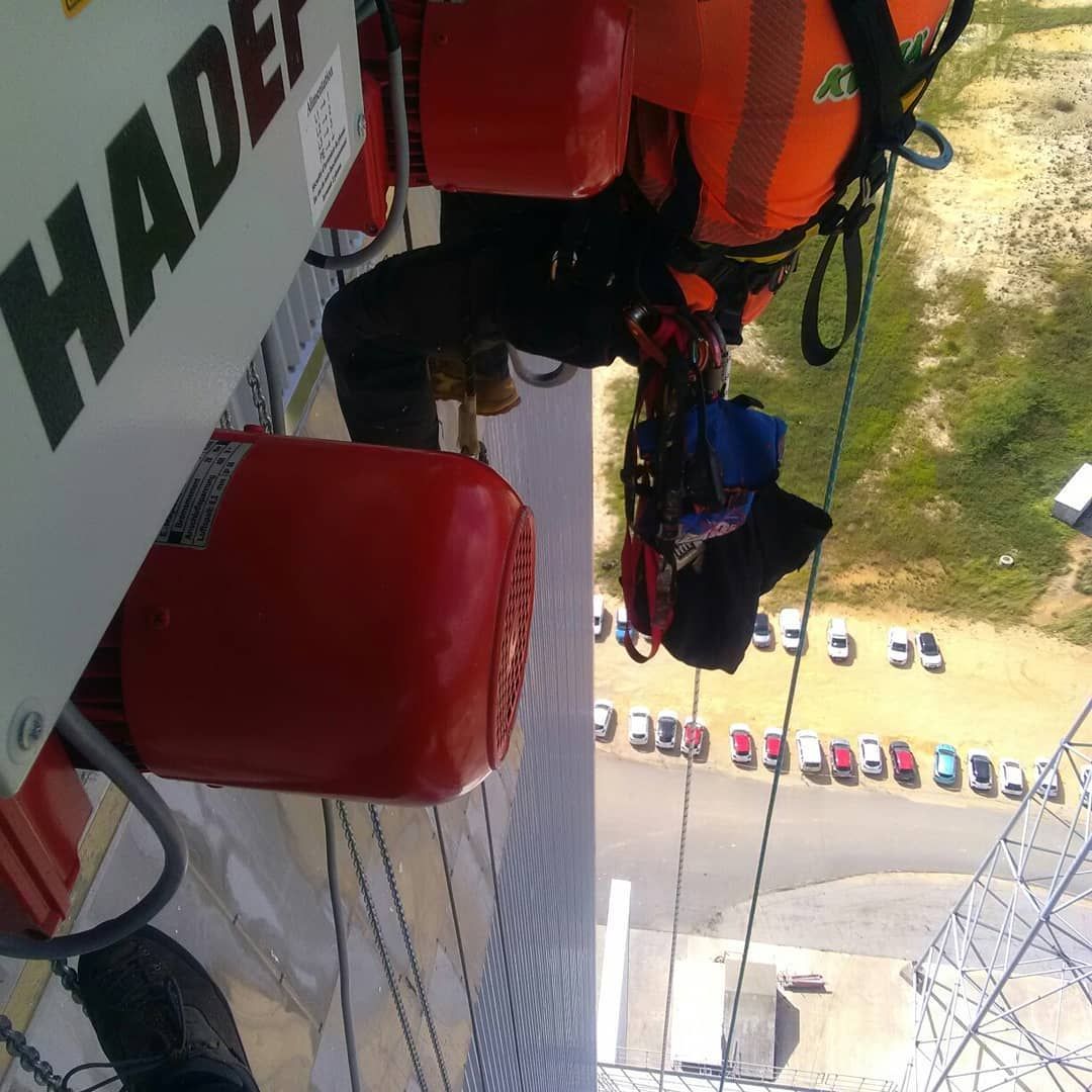 Cordiste en haut d'une structure industrielle