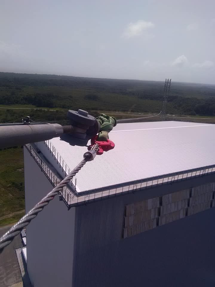 Câble reliant un bâtiment et une antenne