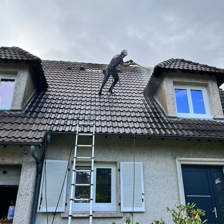 Nettoyage de toiture en hauteur