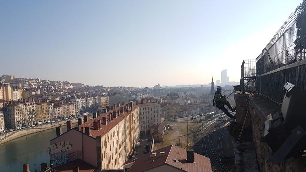 Cordiste intervenant sur un balcon parisien