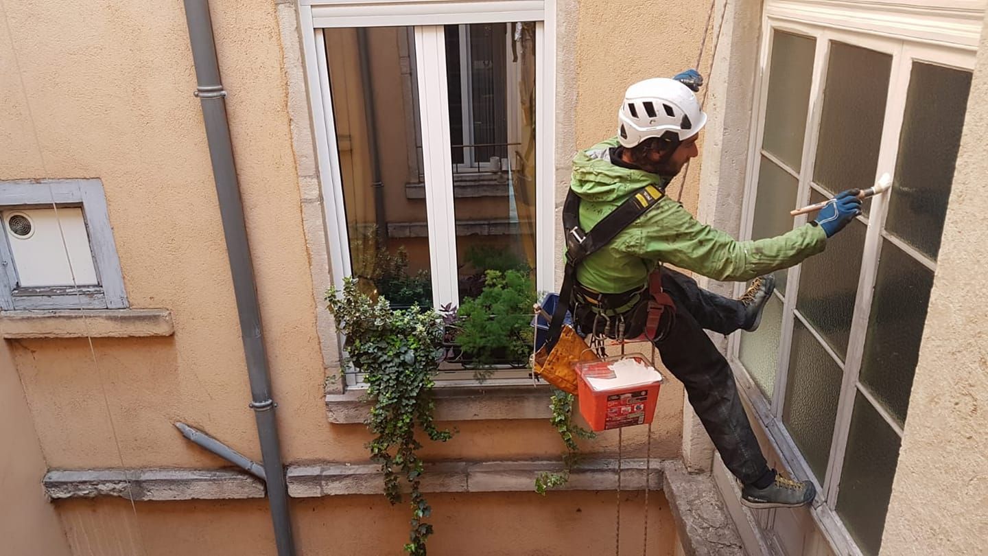 Peinture d'une fenêtre en hauteur