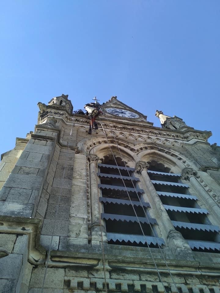Intervention sur la façade d'une église