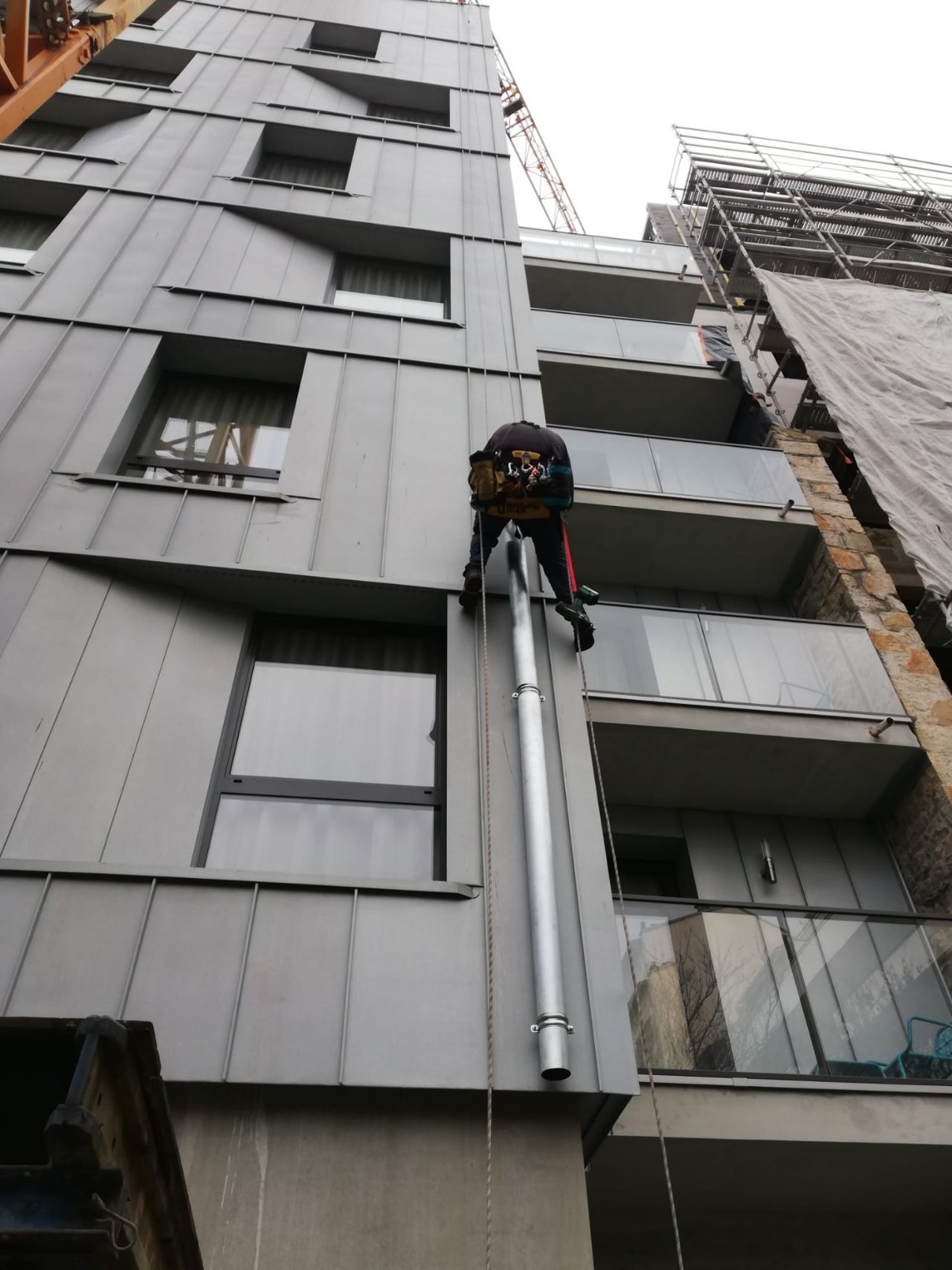 Installation d'une gouttière sur un grand bâtiment