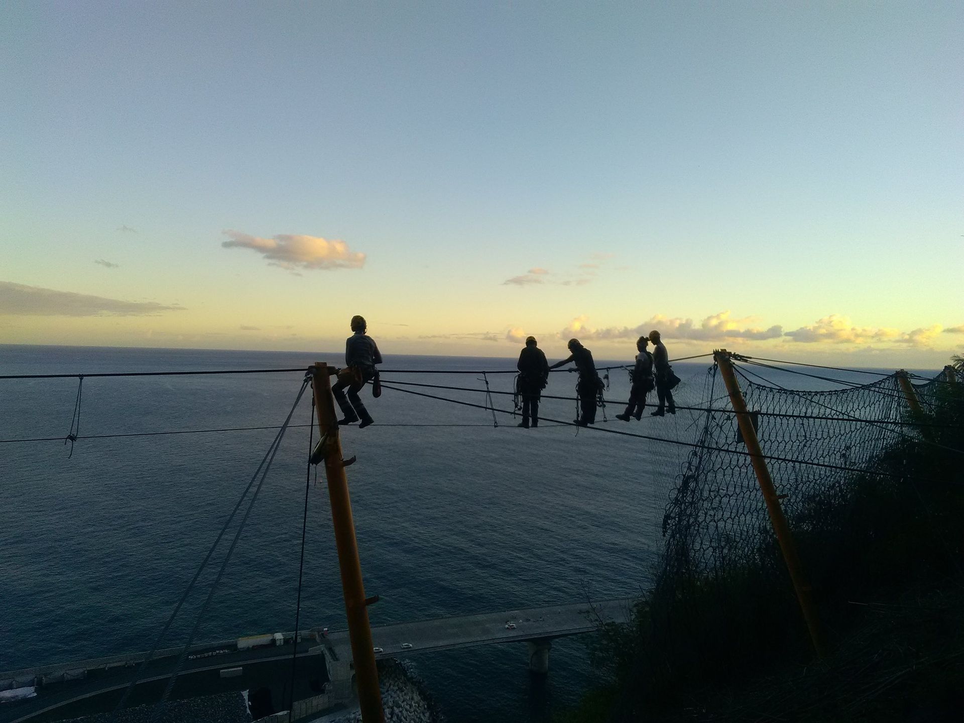 Équipe de cordistes suspendus