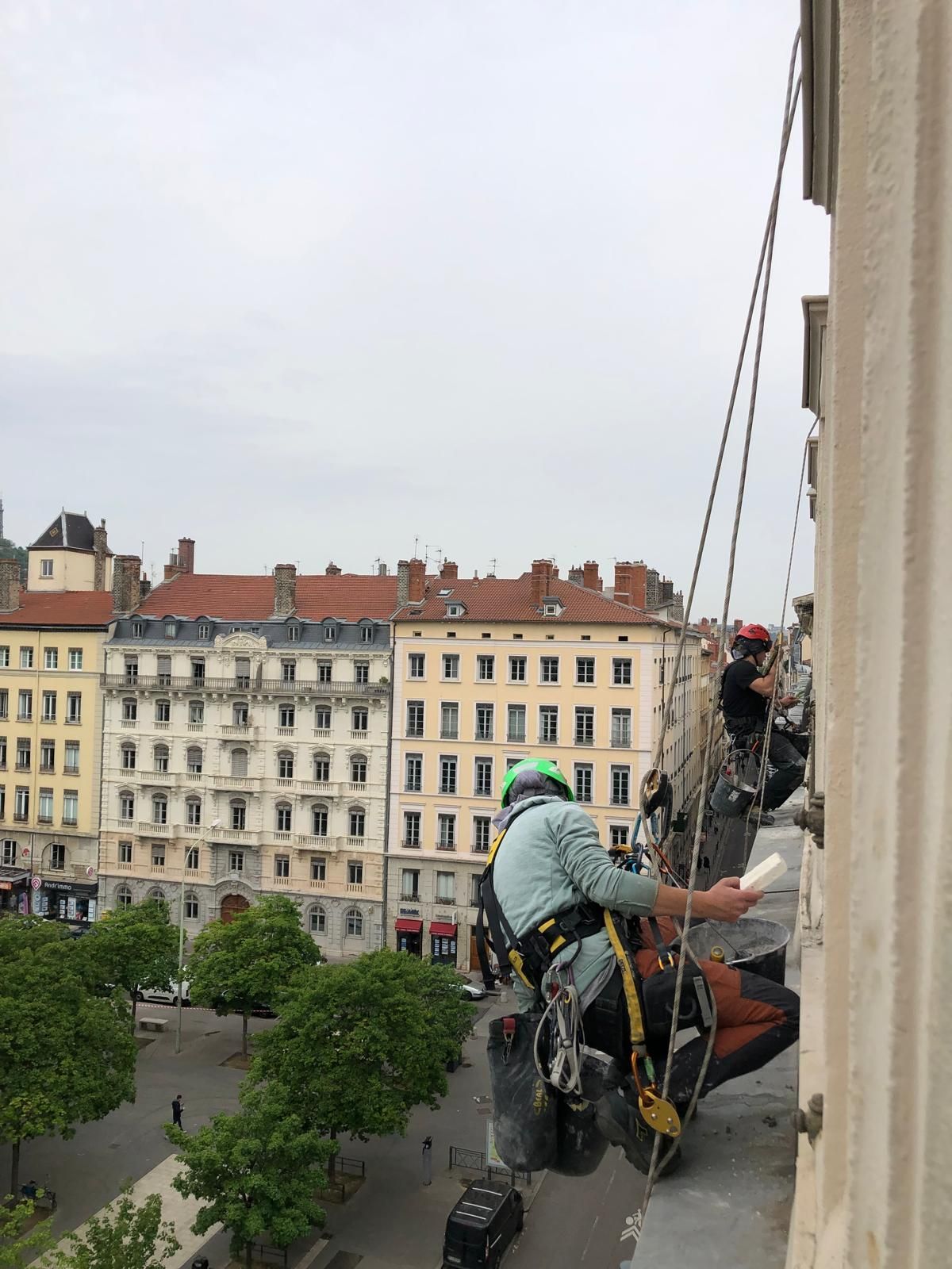 Travaux de façade par deux cordistes