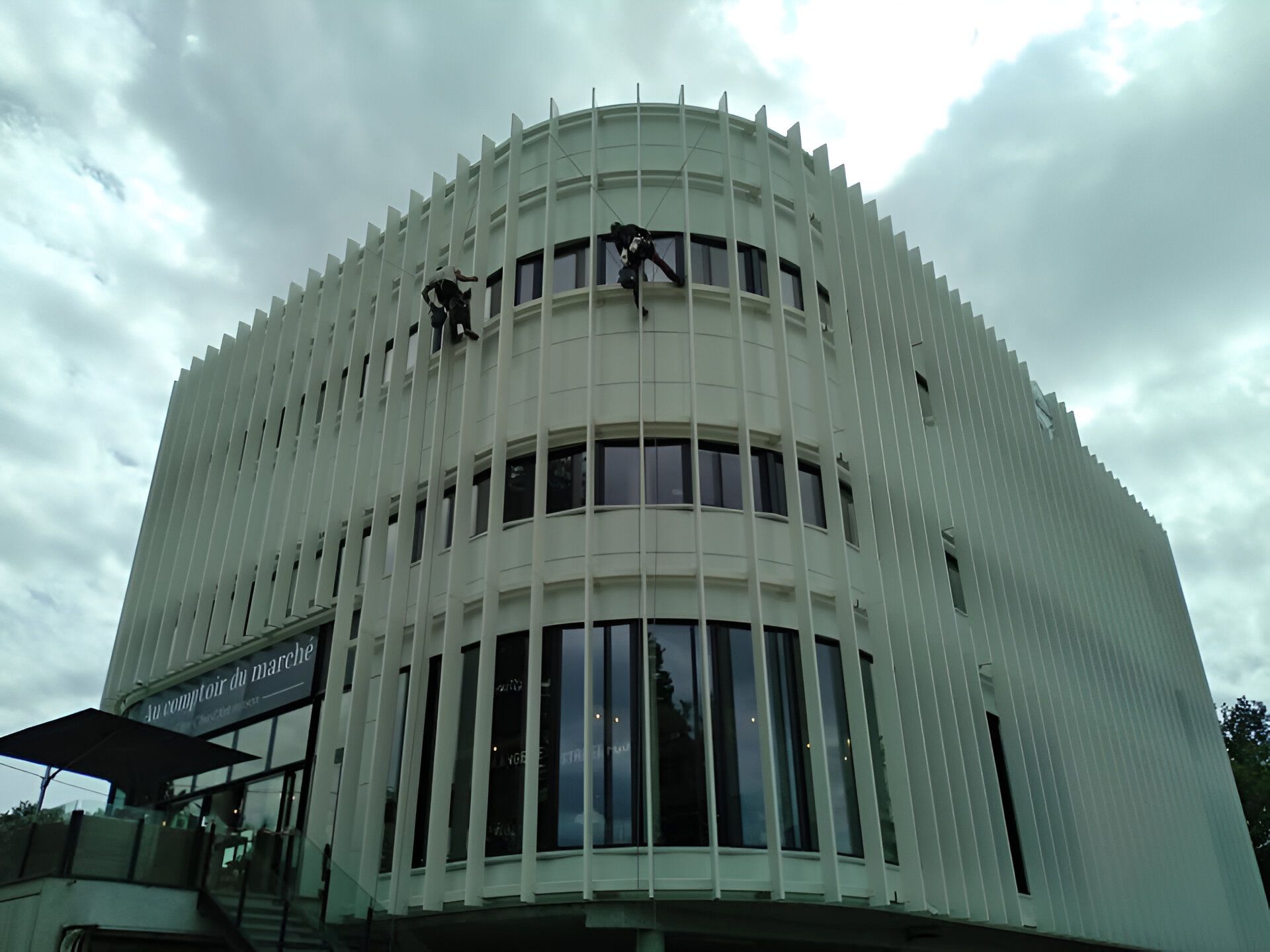 Lavage des vitres d'un grand bâtiment