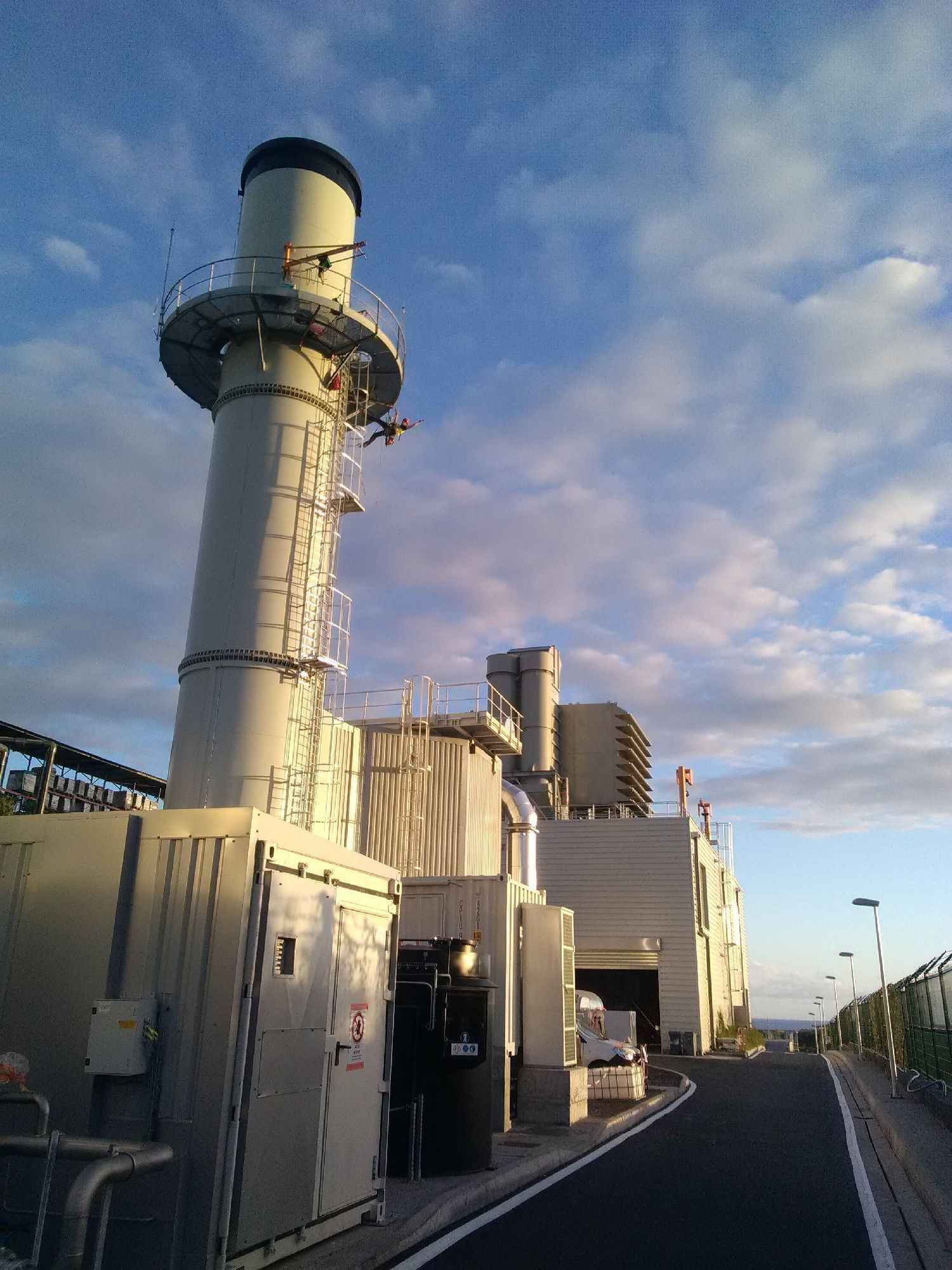 Cordiste en haut d'une tour industrielle