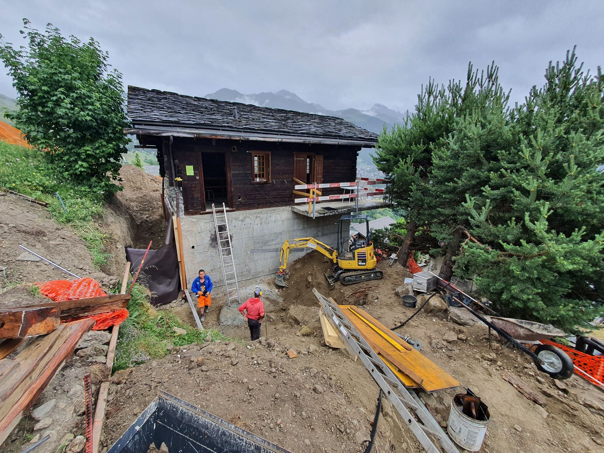 Chantier de construction, excavatrice et matériaux divers